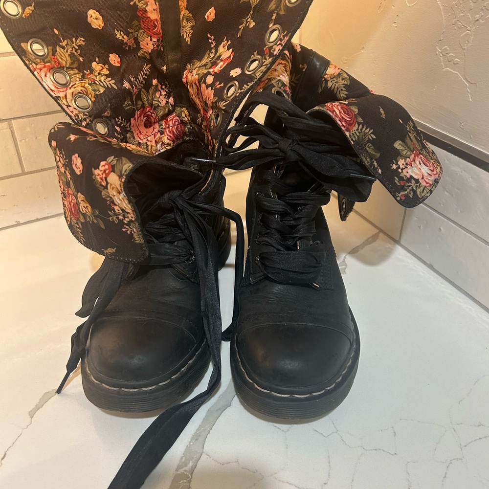 Dr. Martens Black Boots Triumph